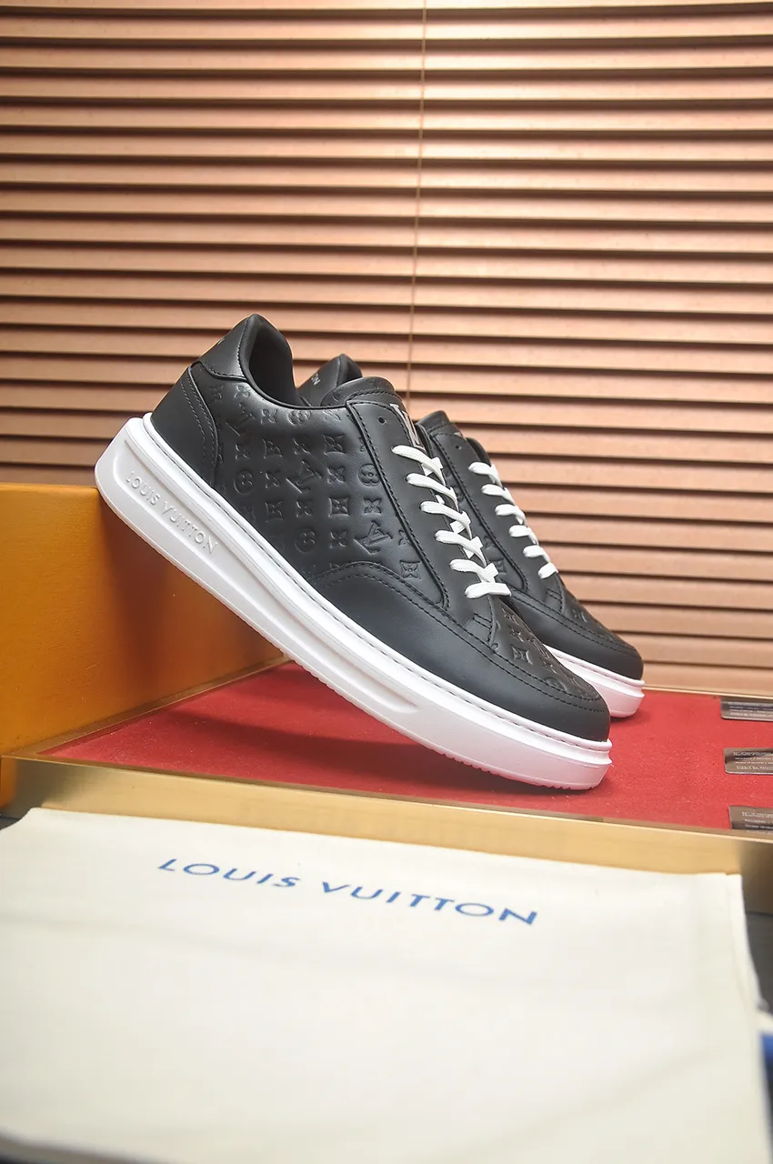 Men's men's shoes 💰640💶Original development, quality shipping, welcome to compare - LV sneaker series sports shoes introduce the loose silhouette of the ready-to-wear series into the spring and summer men's wear shows and make an eye-catching appearance. The cow leather upper is combined with rough fabric laces, and colorful beading highlights the brand's classic elements. LV letters mark the tongue and Monogram floral outsole. Mixed materials Made of top-grain cowhide, thick shoelace design, large Monogram print on the side, mesh lining and cotton feet, the comfort is as extreme as ever, premium heritage, quality first, worth owning! Size: Men’s 38-45 (45 is custom-made and cannot be returned or exchanged)